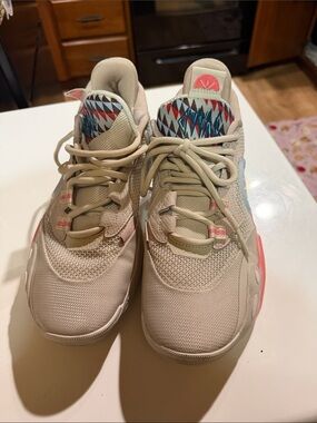 Lightweight Beige Sneakers with Pink and Blue Accents